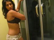 Armenian dziewczyna In The Bathroom Strippers