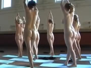 Grupa młodych nagich dziewczyn robi jogę