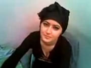 Arabski hidżab dziewczyna miga