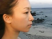 Japońska dziewczyna spaceruje nad morzem