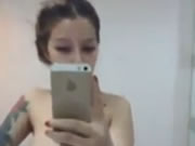 Wytatuowana dziewczyna w toalecie selfie