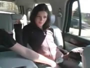 Dziewczyna zostaje wyruchana w tył samochodu