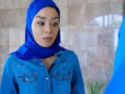 Tiny dziewczyna muzułmańskich Fucked przez dwa przeboje