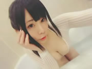Azjatycka czysta bielizna dziewczyna bawi się dużymi sutkami w wannie