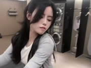 Ładna dziewczyna odsłania piersi podczas ćwiczeń