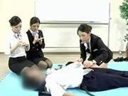 Japońska stewardesa demonstruje właściwe procedury RKO