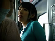 Japonia pocałunek i ręczna robota w pociągu