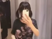 Nieśmiała azjatycka dziewczyna selfie